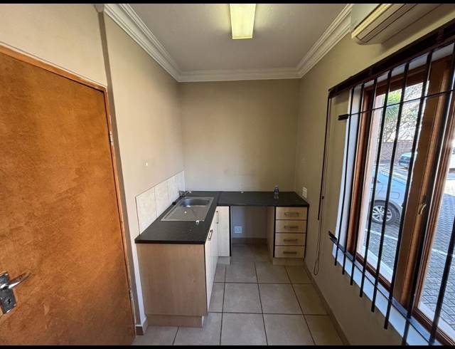 76M² BUSINESS TO LET IN CLUBVIEW